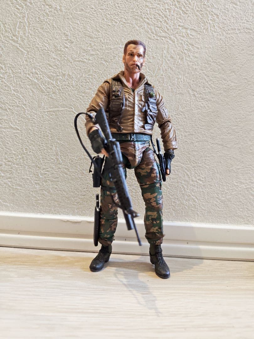 プレデター NECA シュワちゃん アクションフィギュア 迷彩服 武器付き