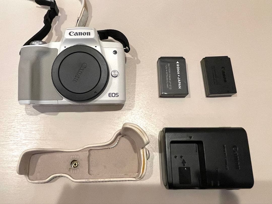Canon EOS Kiss M2 キャノン　ホワイト