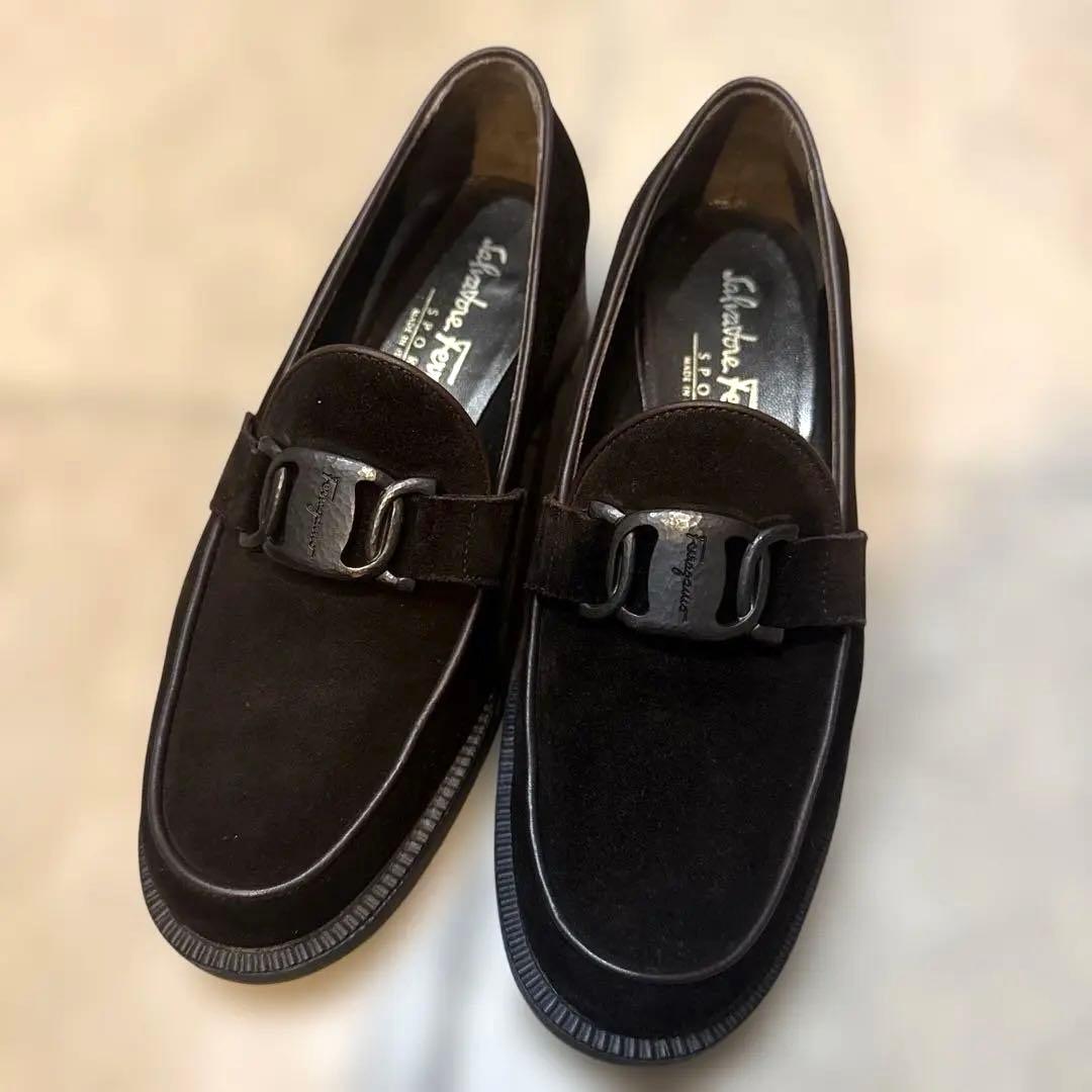 フェラガモスエード ローファー 金具付き