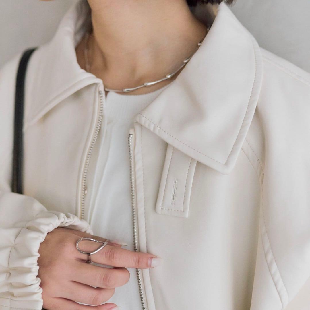 【新品タグ付き】mystic バルーンスリーブフェイクレザーブルゾン アイボリー