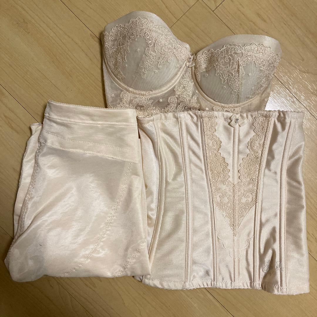 FOUR SIS & CO. フォーシスアンドカンパニー　ブライダルインナー