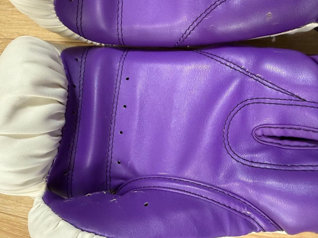 希少　Venum ボクシンググローブ 16 oz ホワイト　パープル　白　紫