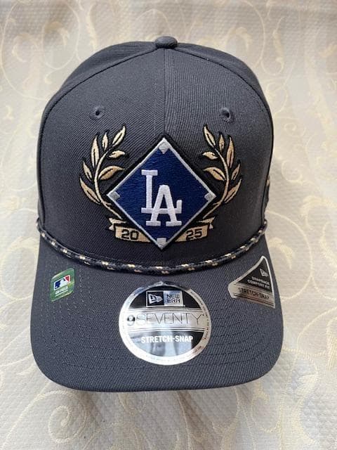 大谷翔平MLB2025NLDS優勝記念ロッカーROOMチャコールB/CAP限定品