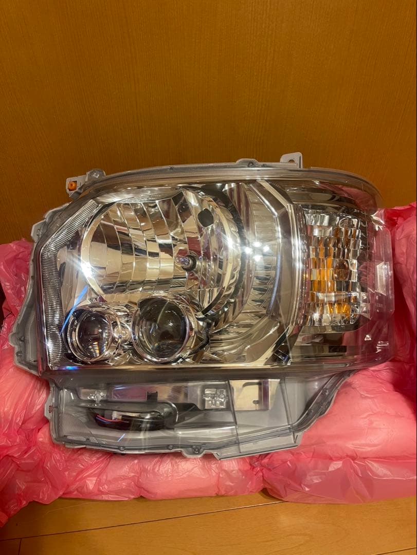 ハイエース 200系7型ダークプライムⅡ 純正ヘッドライト