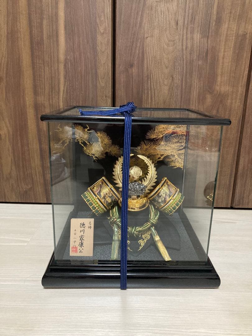 五月人形 伝統的な武士の兜 ケース付き