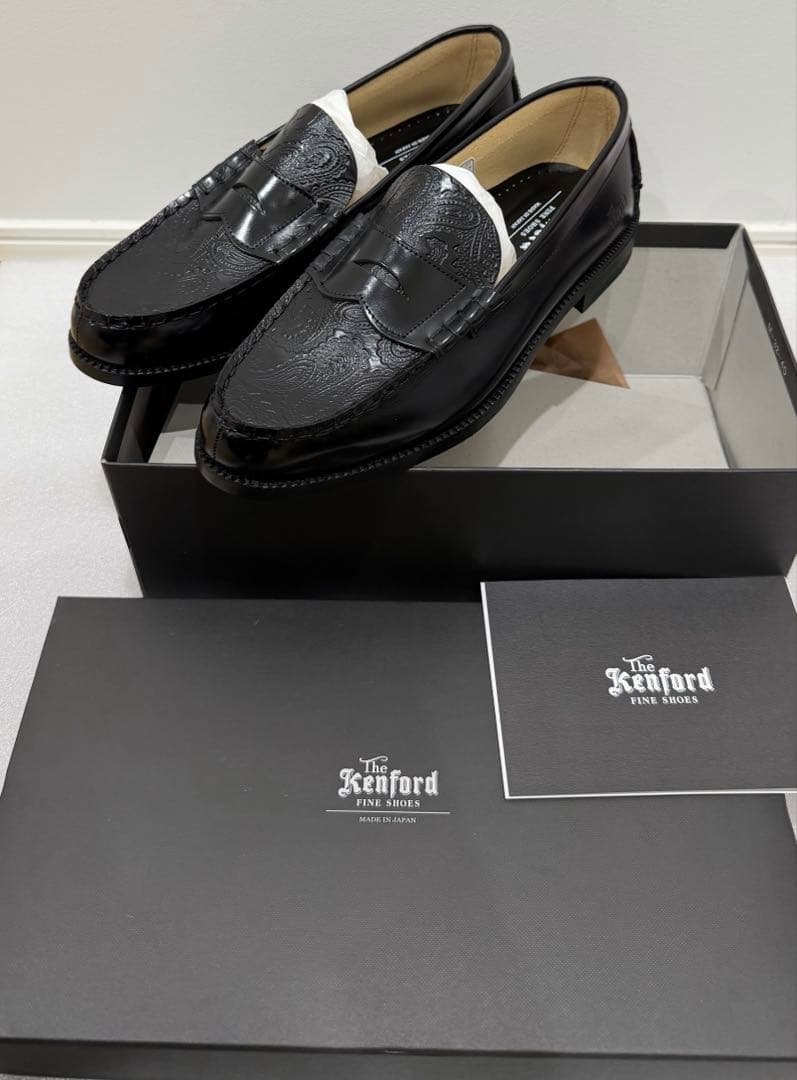 靴 kenford EMBOSSED LOAFERS BLACK PAISLEY