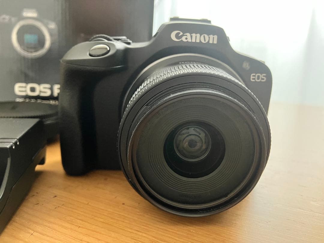Canon EOS R100 一眼レフカメラ　SDカード付き。
