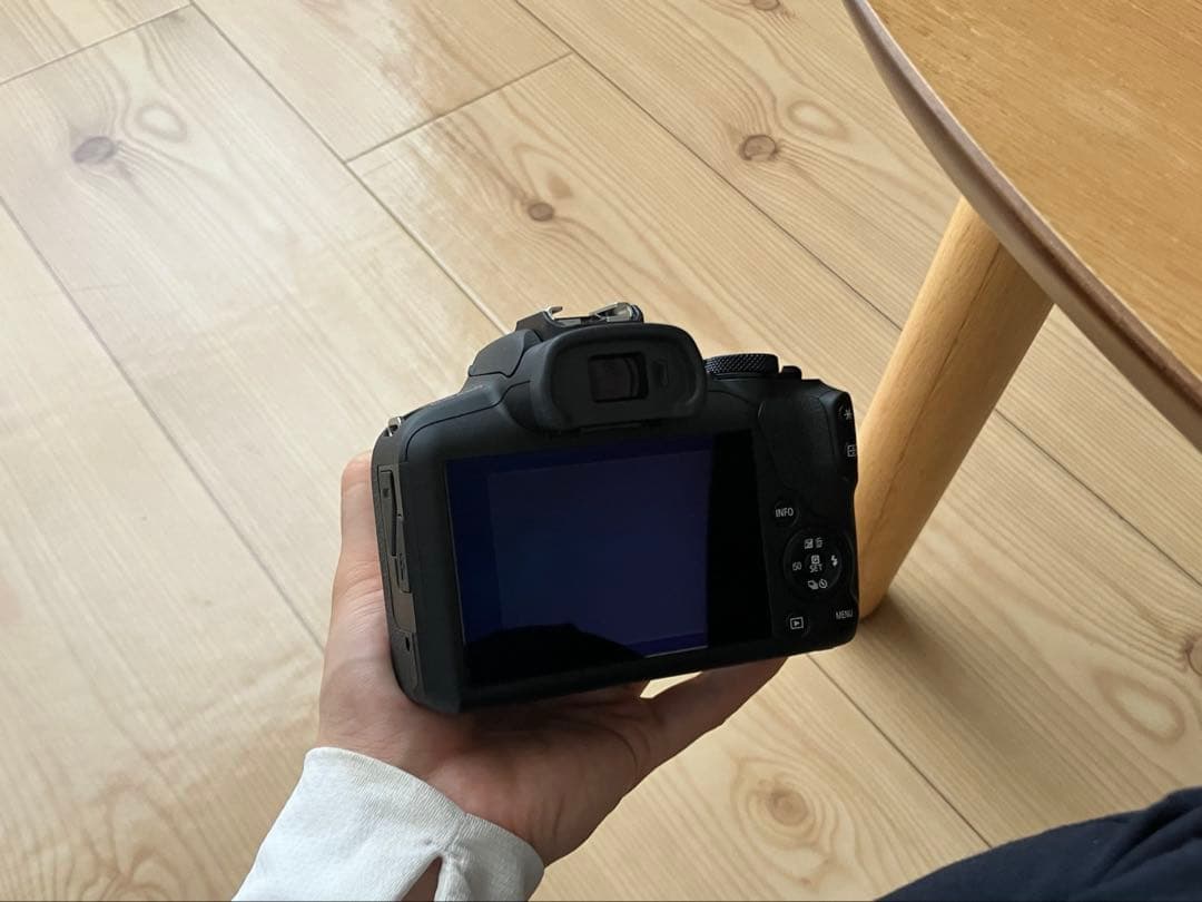 Canon EOS R100 一眼レフカメラ　SDカード付き。