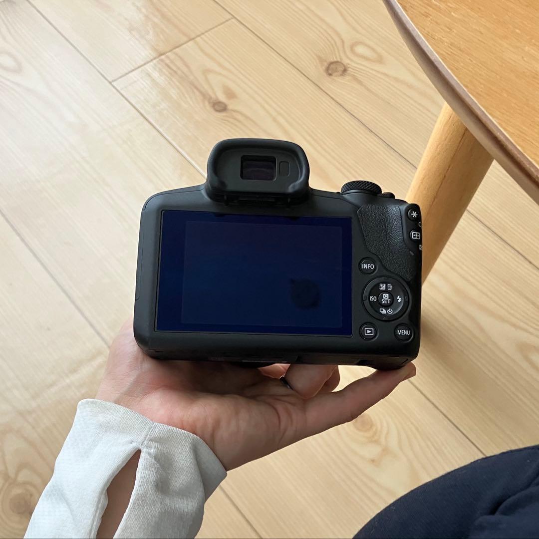 Canon EOS R100 一眼レフカメラ　SDカード付き。