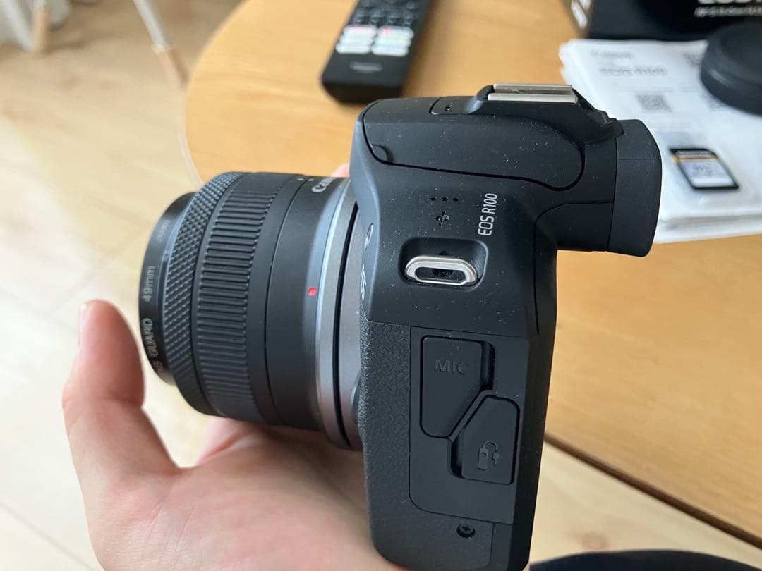 Canon EOS R100 一眼レフカメラ　SDカード付き。
