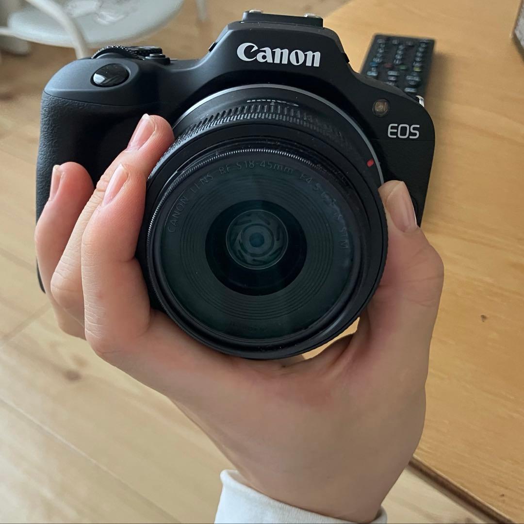 Canon EOS R100 一眼レフカメラ　SDカード付き。