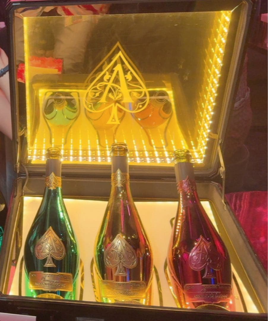 アルマンドアタッシュケース空瓶入り