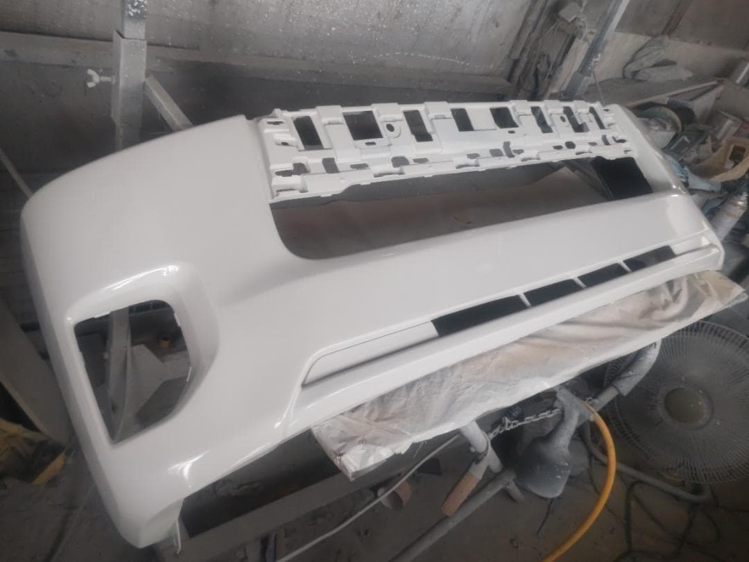 ハイエース２００系　純正Fスムージングバンパー　ナロー070等塗装仕上げ。