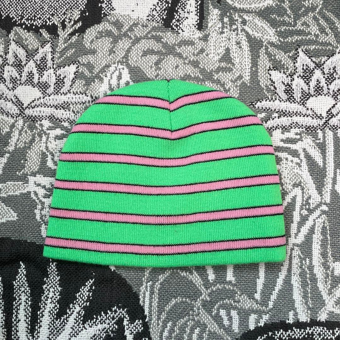 AFB グリーンとピンク ストライプ ビーニー