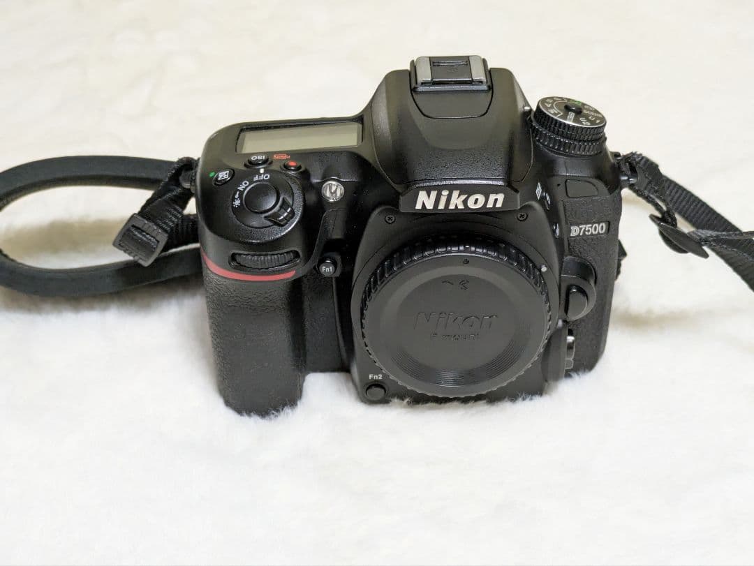 Nikon D7500 本体と付属品　シャッターカウント62775