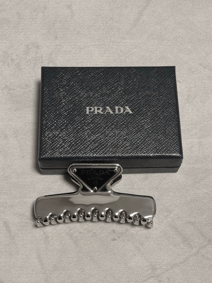 PRADA メタルヘアクリップ