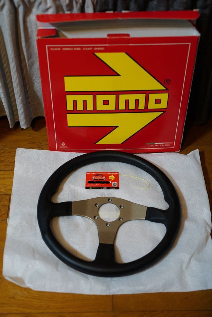 新品同様 MOMO raceダークグレー φ35 小径ステアリング 正規品