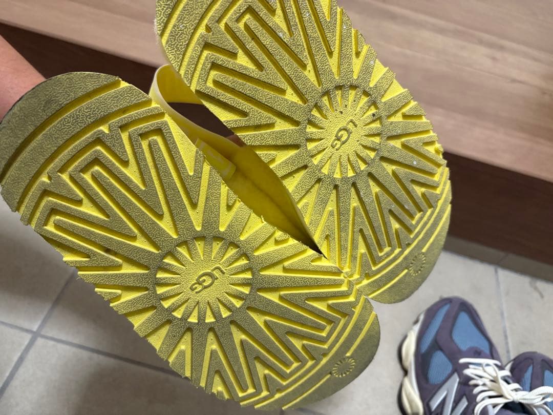 UGG イエロー ファーサンダル