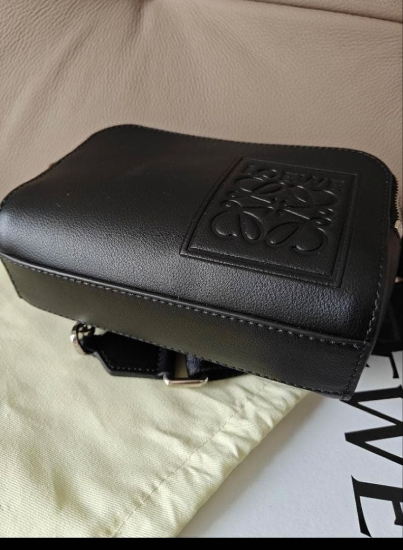 LOEWE ブラックレザー メッセンジャーバッグ