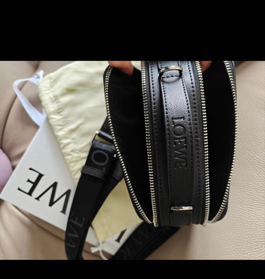 LOEWE ブラックレザー メッセンジャーバッグ