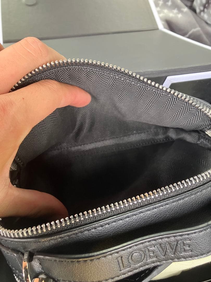 LOEWE ブラックレザー メッセンジャーバッグ