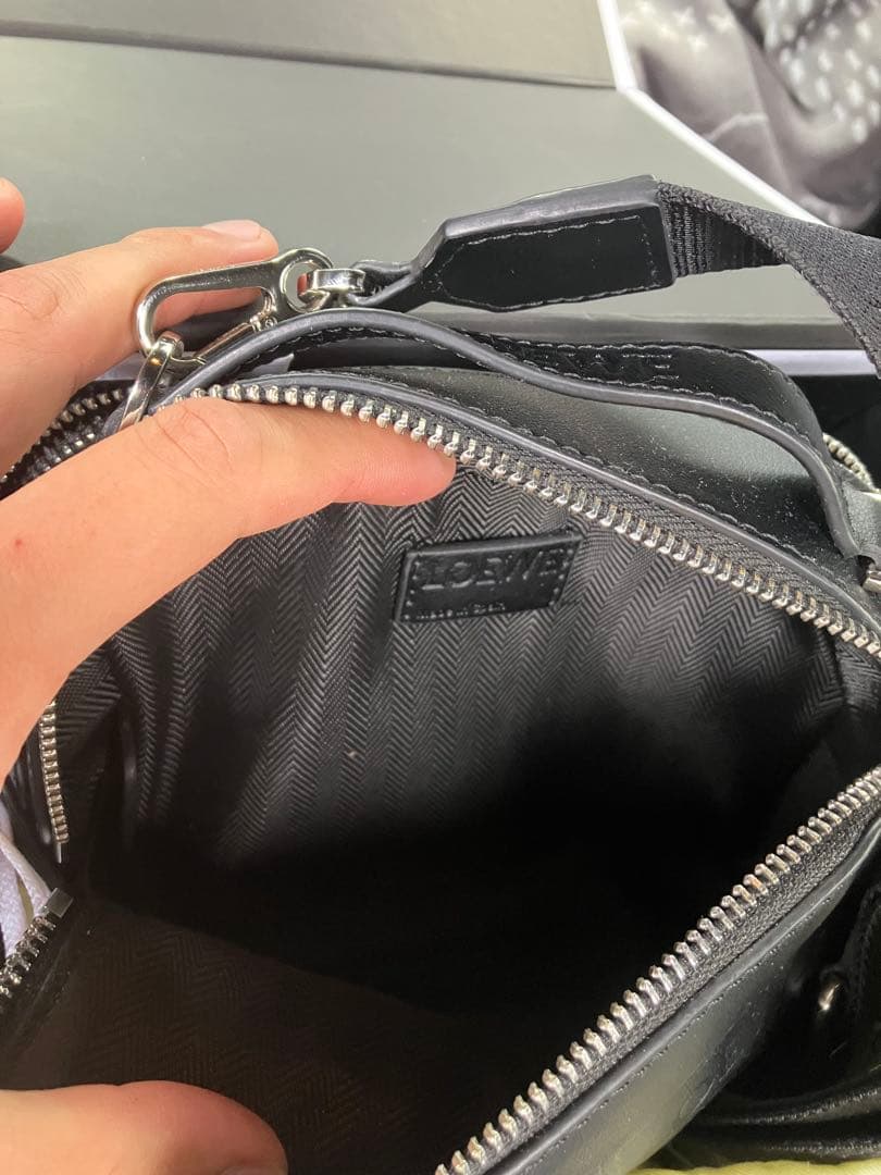 LOEWE ブラックレザー メッセンジャーバッグ