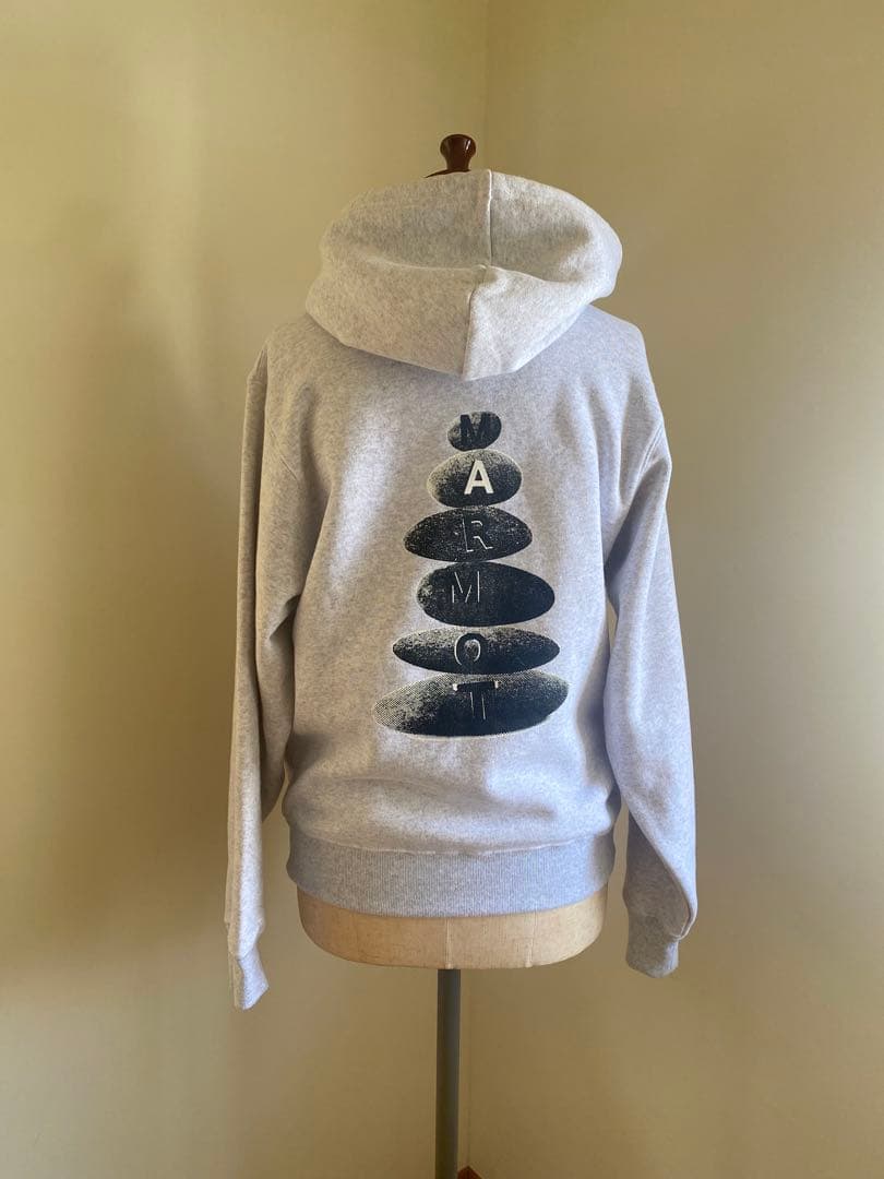 新品MARMOT CAPITALフーディ