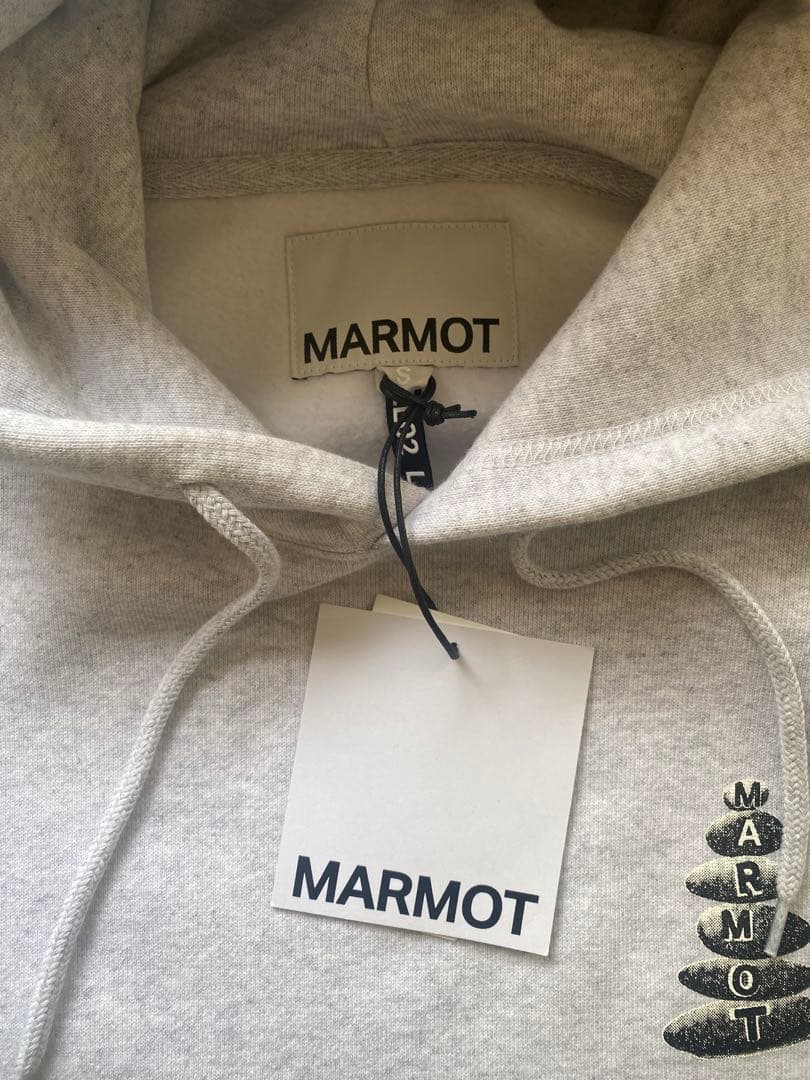 新品MARMOT CAPITALフーディ