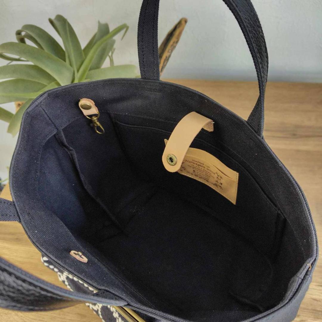 ミナペルホネン /2025タンバリンネイビー×白/がま口ポケット付きMSトート