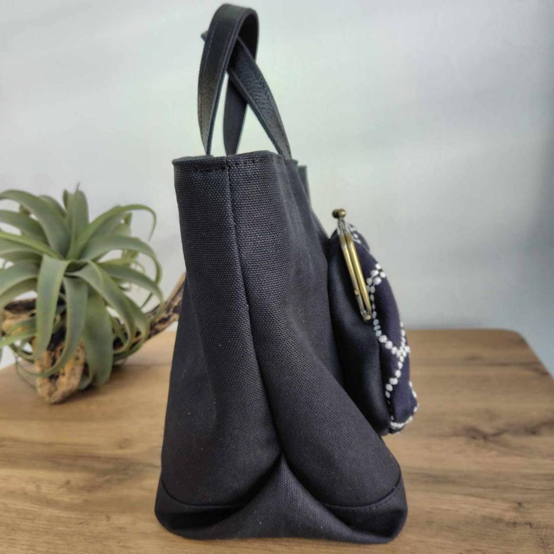 ミナペルホネン /2025タンバリンネイビー×白/がま口ポケット付きMSトート