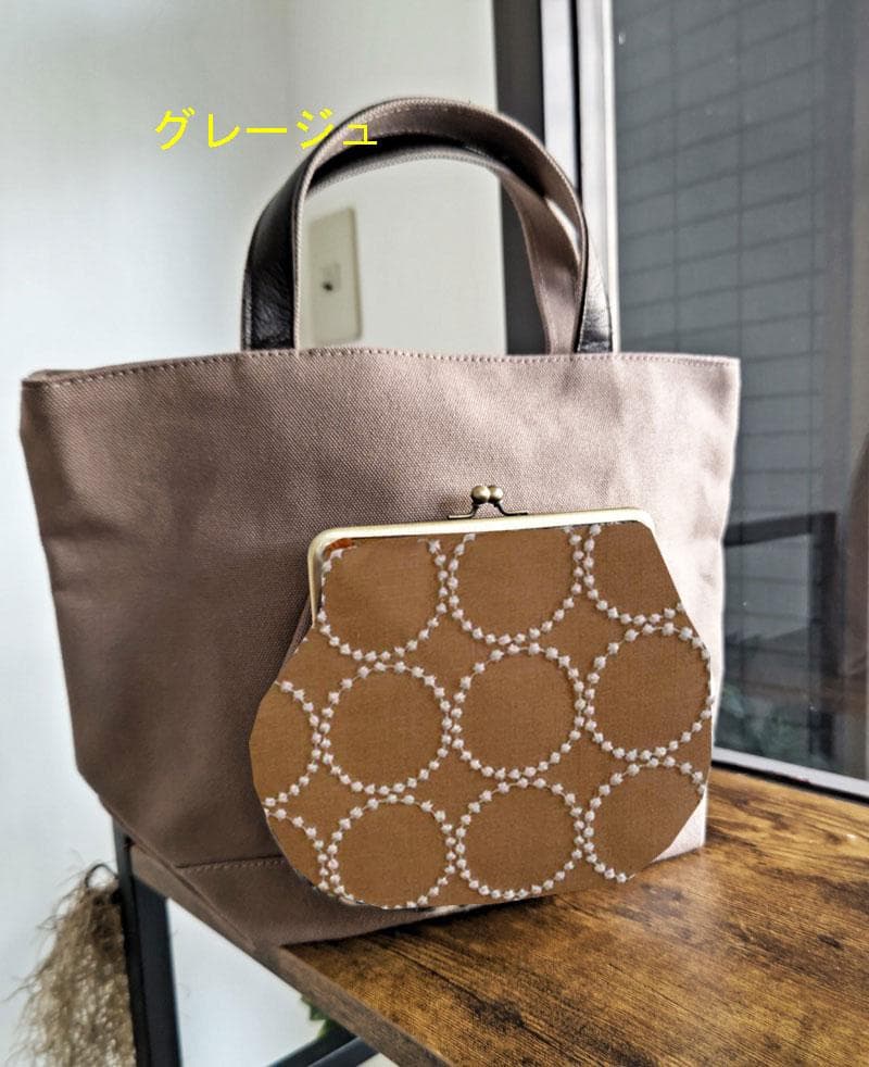 ミナペルホネン /2025タンバリンネイビー×白/がま口ポケット付きMSトート