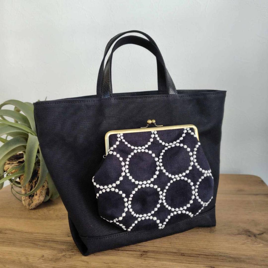 ミナペルホネン /2025タンバリンネイビー×白/がま口ポケット付きMSトート