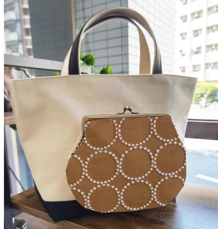 ミナペルホネン /2025タンバリンネイビー×白/がま口ポケット付きMSトート