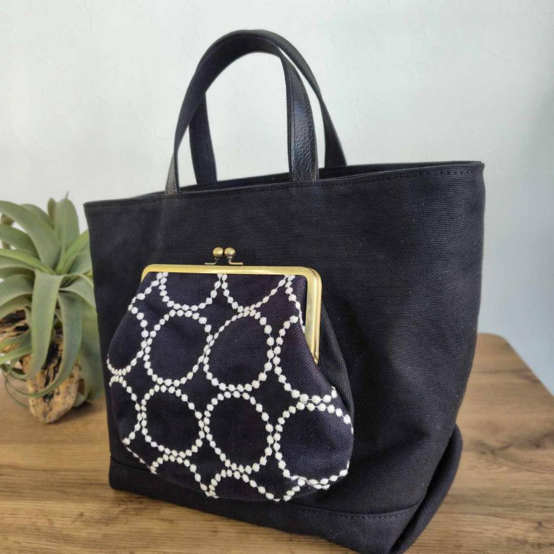 ミナペルホネン /2025タンバリンネイビー×白/がま口ポケット付きMSトート