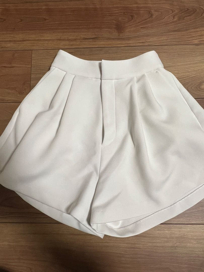 シェリエ　sheller ホワイト プリーツショートパンツ