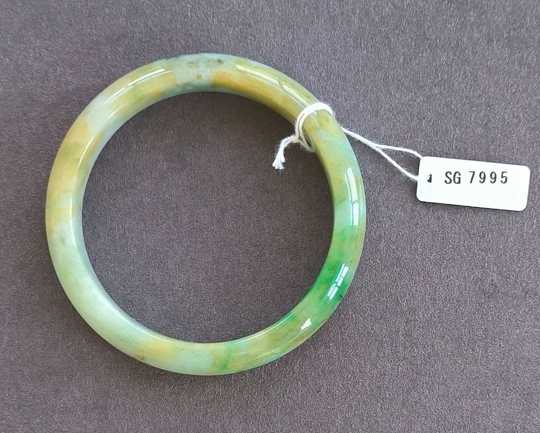 あかおかずき【日本鑑別書付】ミャンマー産本翡翠のバングル（内径56〜57）