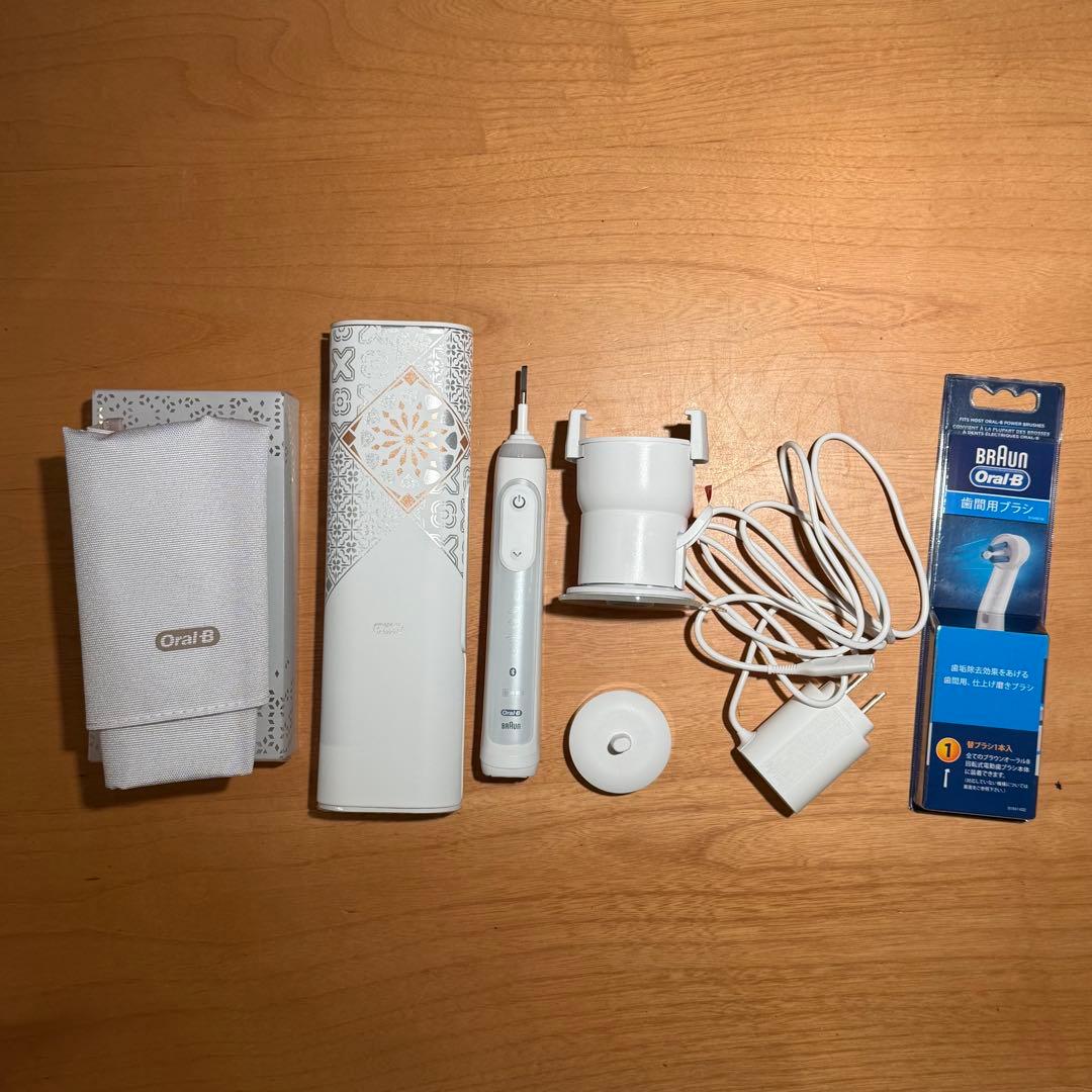 ブラウンオーラルBジーニアスエッスク　電動歯ブラシ　スマホ連動可　ポーチ付き