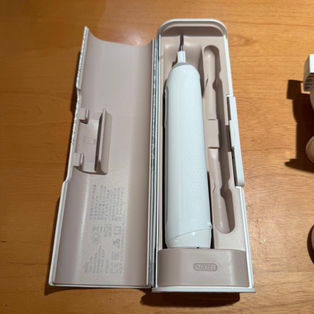 ブラウンオーラルBジーニアスエッスク　電動歯ブラシ　スマホ連動可　ポーチ付き