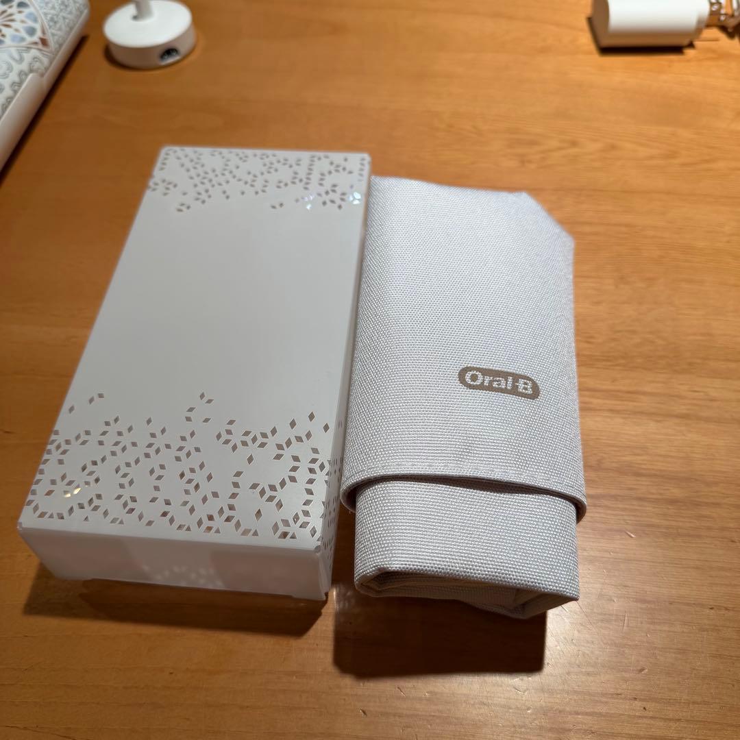 ブラウンオーラルBジーニアスエッスク　電動歯ブラシ　スマホ連動可　ポーチ付き