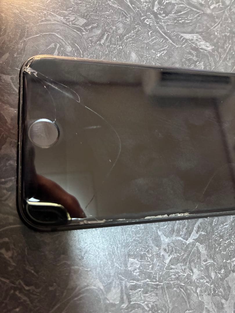 r*n様 【SALE 早い者勝ち‼︎】iPhone 8 64GB 充電器・イヤフ