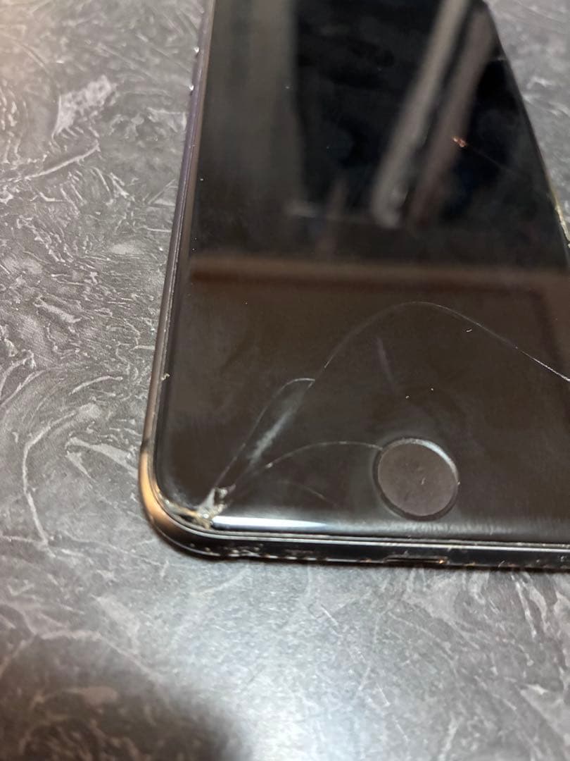 r*n様 【SALE 早い者勝ち‼︎】iPhone 8 64GB 充電器・イヤフ