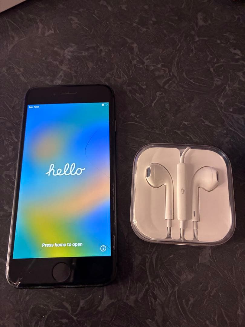 r*n様 【SALE 早い者勝ち‼︎】iPhone 8 64GB 充電器・イヤフ