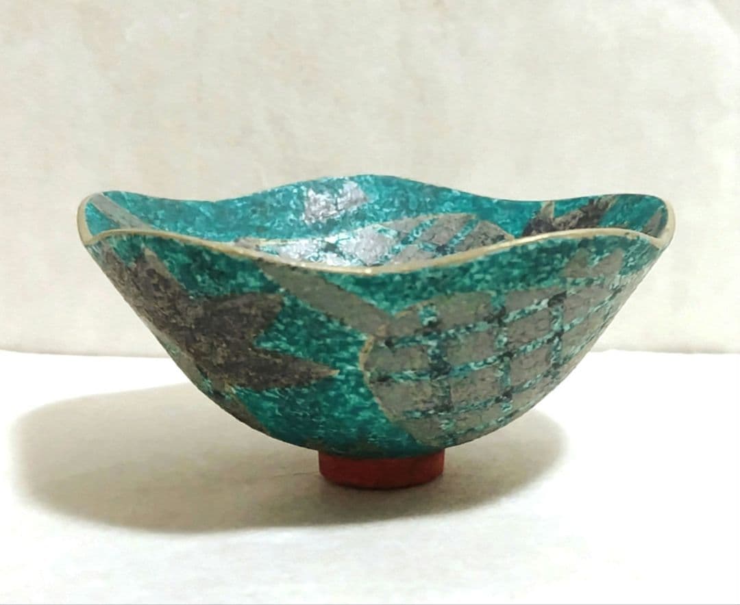 色絵金銀彩輪花酒盃 (前田正博)