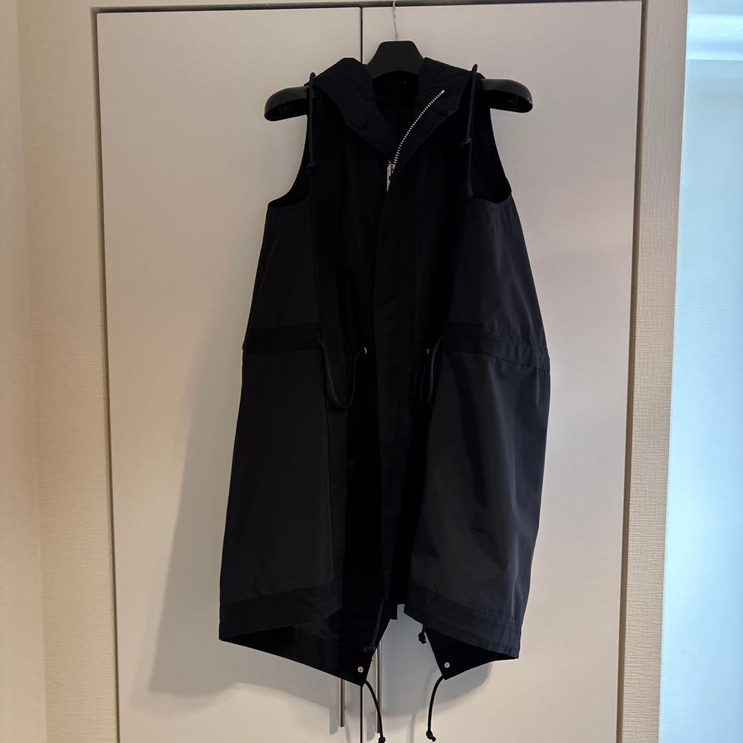 サカイ　　黒 フード付きベスト ナイロン製