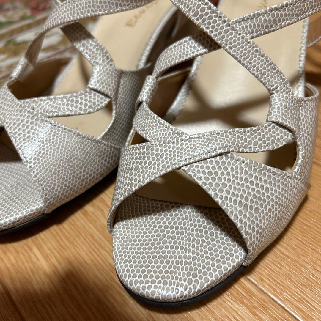 ベネシュ サンダル ２４㎝