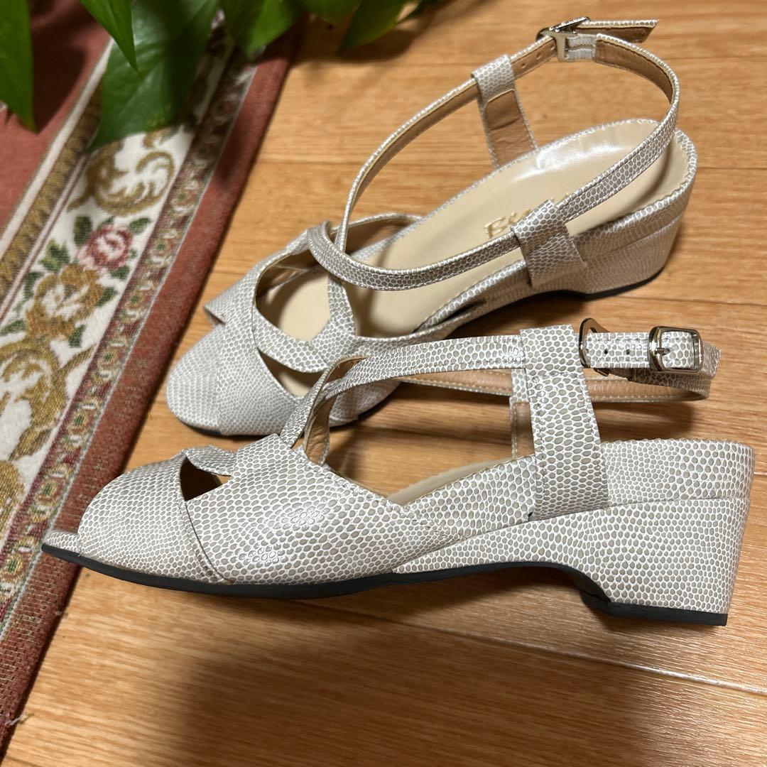 ベネシュ サンダル ２４㎝