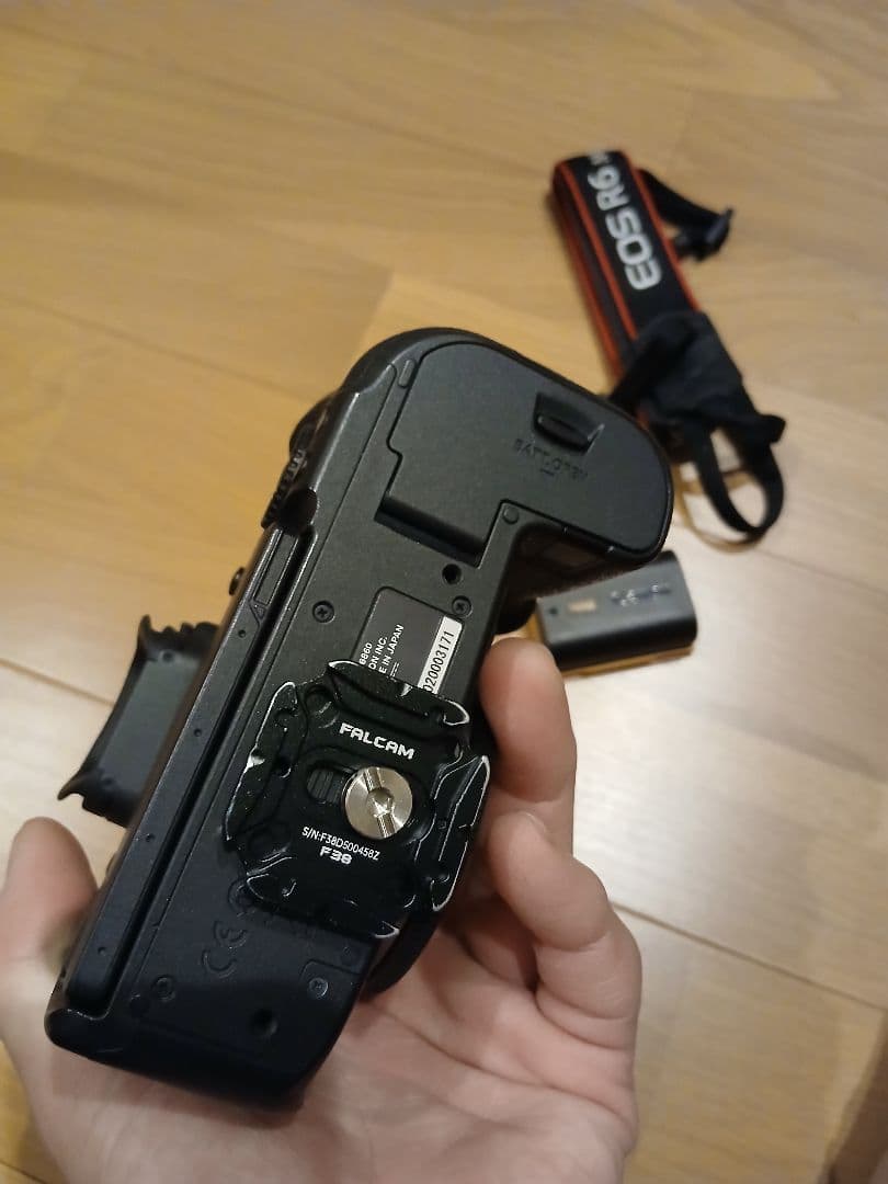 Canon EOS R6 mark2 ミラーレス一眼本体とバッテリー2個と充電器