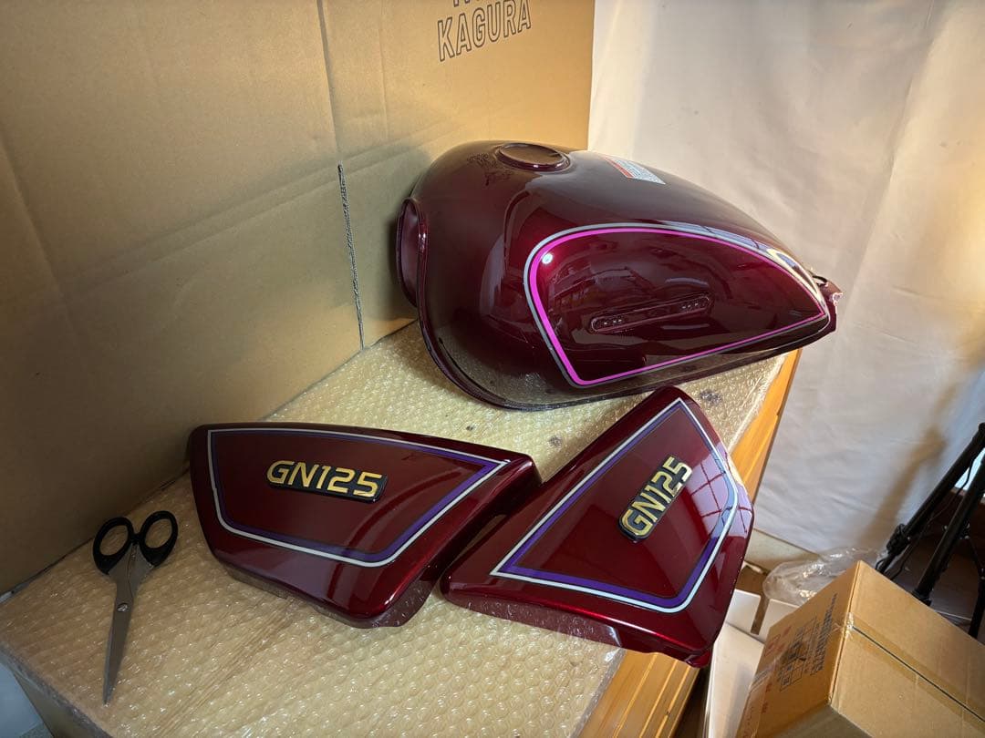 【大幅値下げ中】【送料無料】GN125H タンク サイドカバーセット