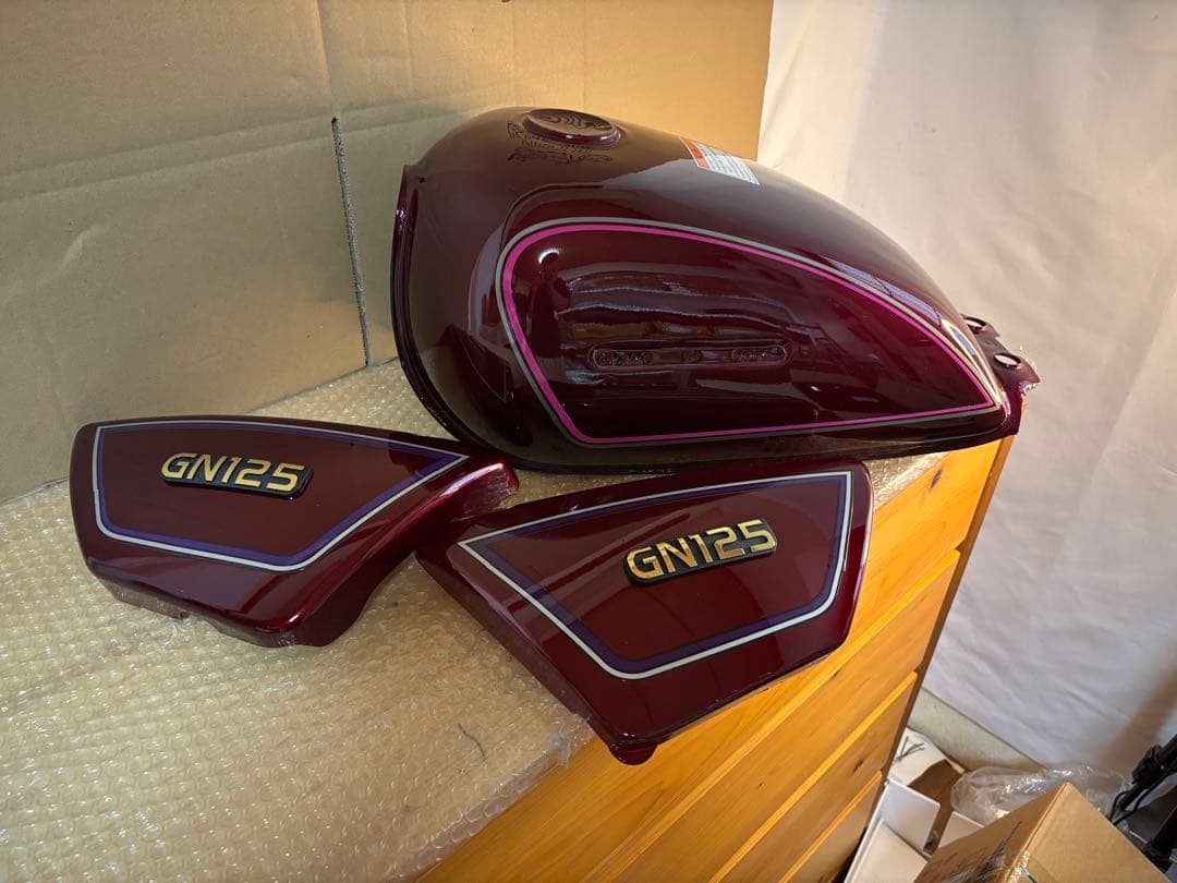 【大幅値下げ中】【送料無料】GN125H タンク サイドカバーセット