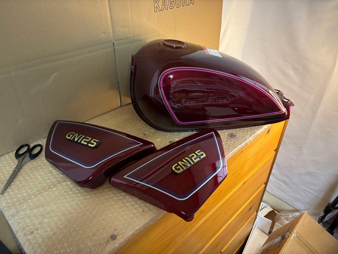 【大幅値下げ中】【送料無料】GN125H タンク サイドカバーセット